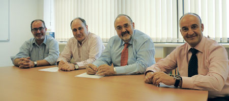 Firma del convenio por los responsables de OCU y Fundación Personas y Empresas